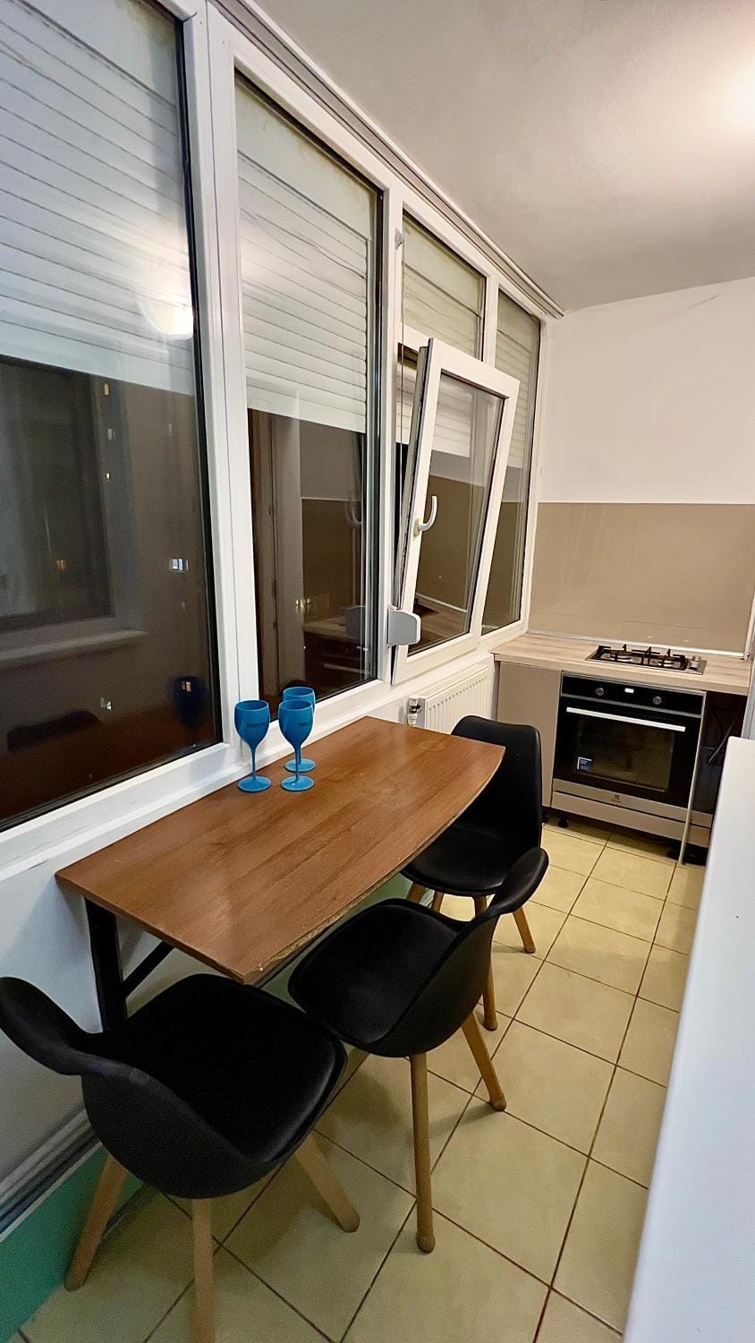 Dining area, oven