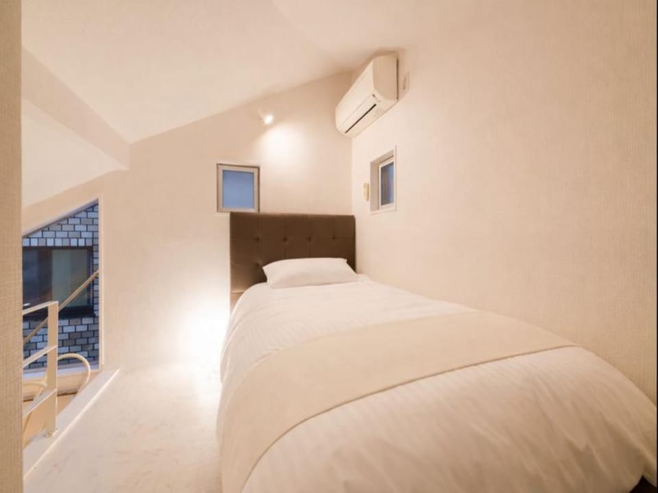 Bed, Bedroom, air conditioner