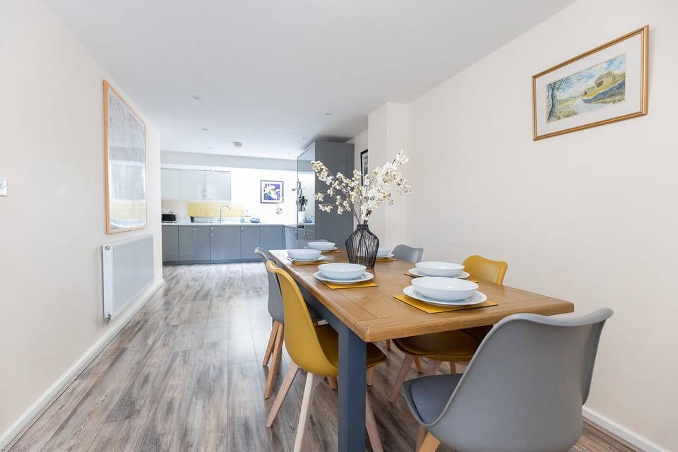 Kitchen or kitchenette, Seating area, Dining area