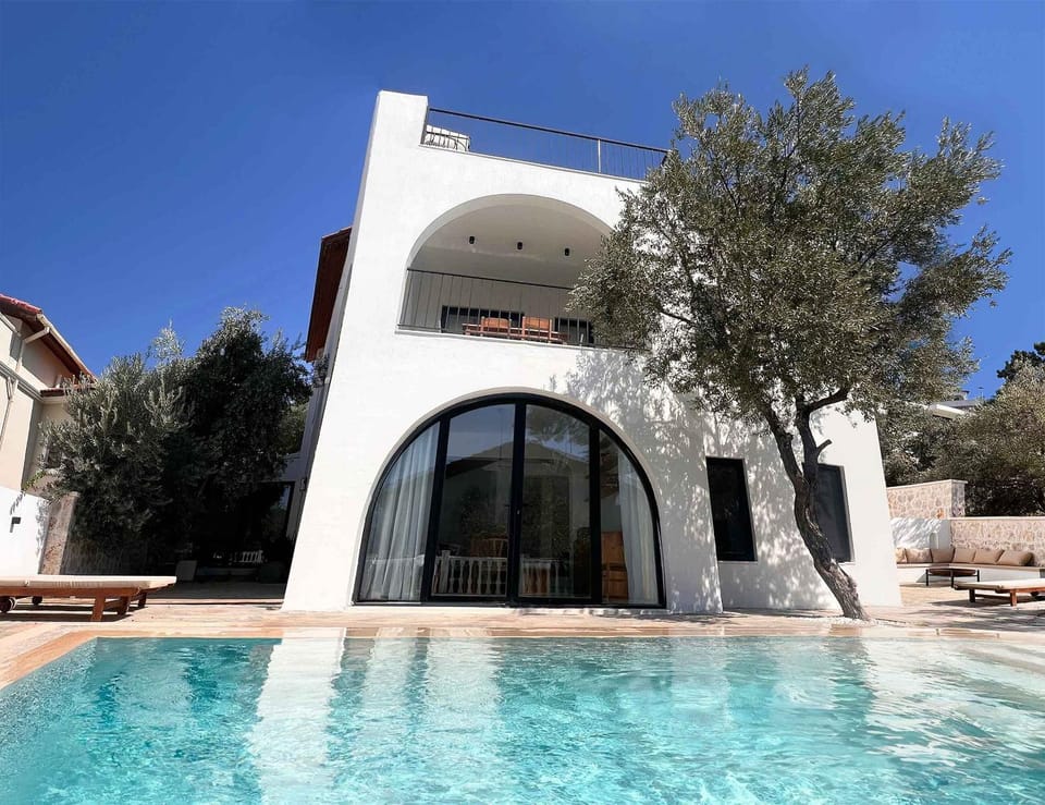 Property building, Day, Pool view, Swimming pool, sunbed