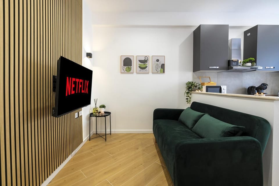 Communal lounge/ TV room, TV and multimedia, Kitchen or kitchenette, Living room, Seating area, Evening entertainment