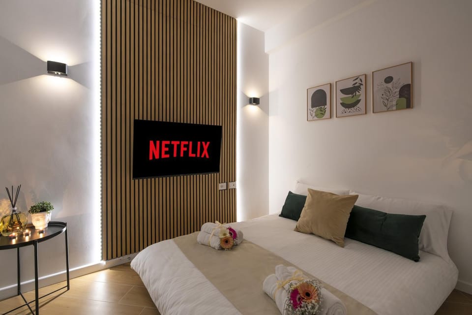 Bed, TV and multimedia, Photo of the whole room, Bedroom, towels