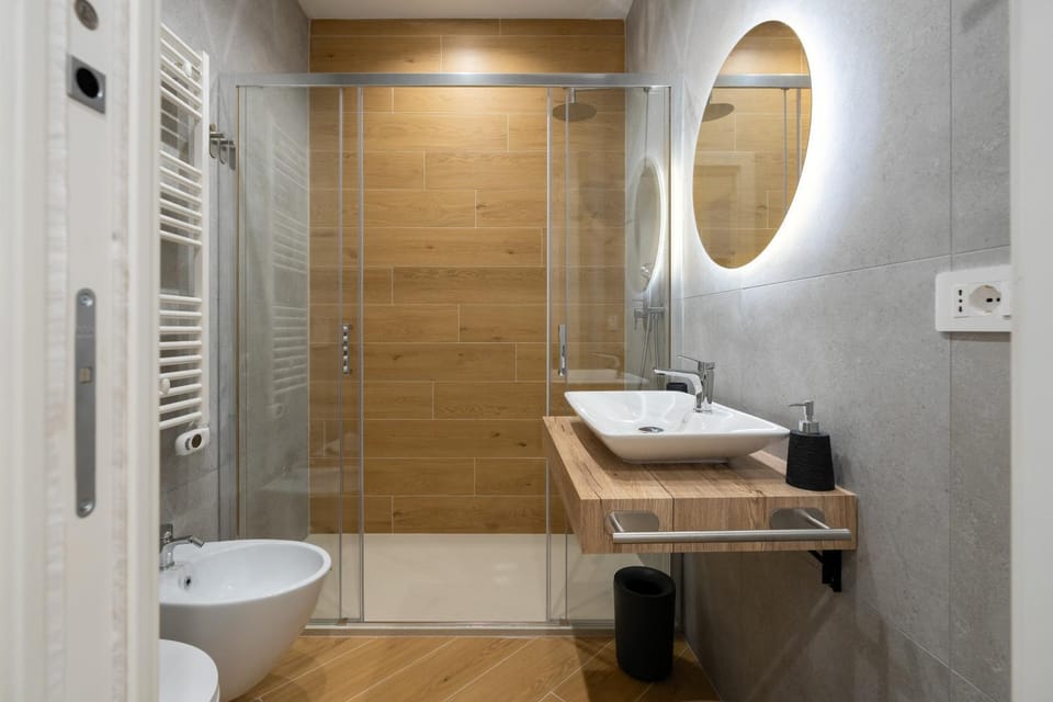 Shower, Toilet, Bathroom, bidet, towels