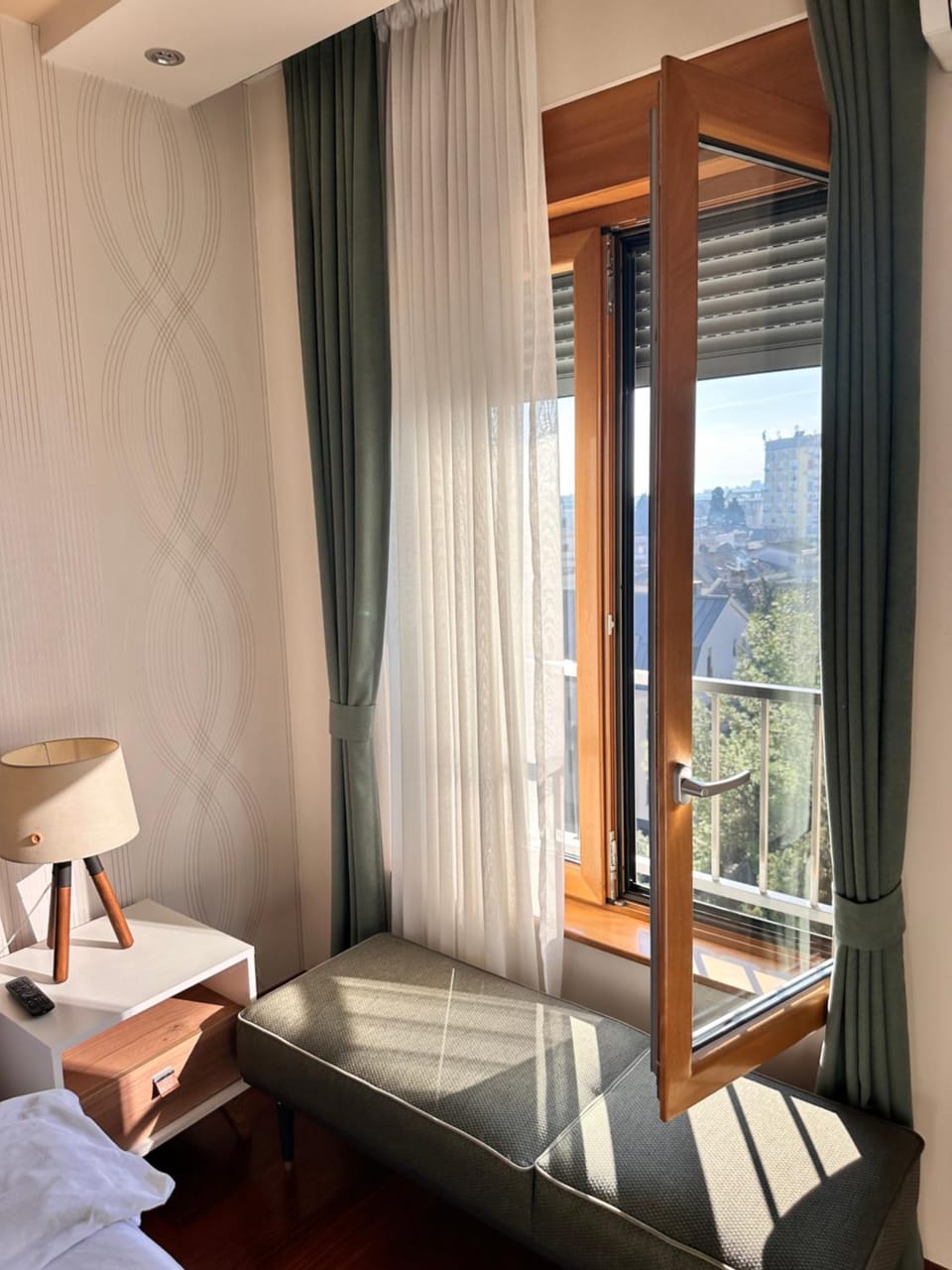 View (from property/room), Balcony/Terrace, Photo of the whole room, Bedroom, City view