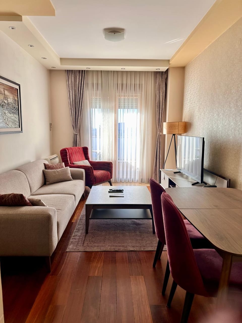 Bed, TV and multimedia, Living room, Photo of the whole room, Seating area