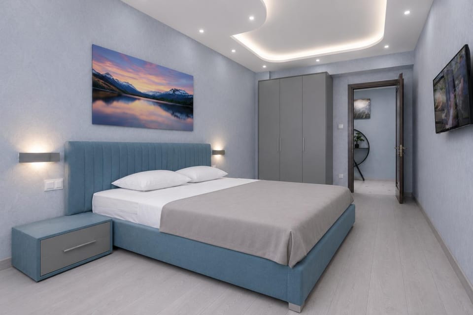 Bed, TV and multimedia, Photo of the whole room, Bedroom