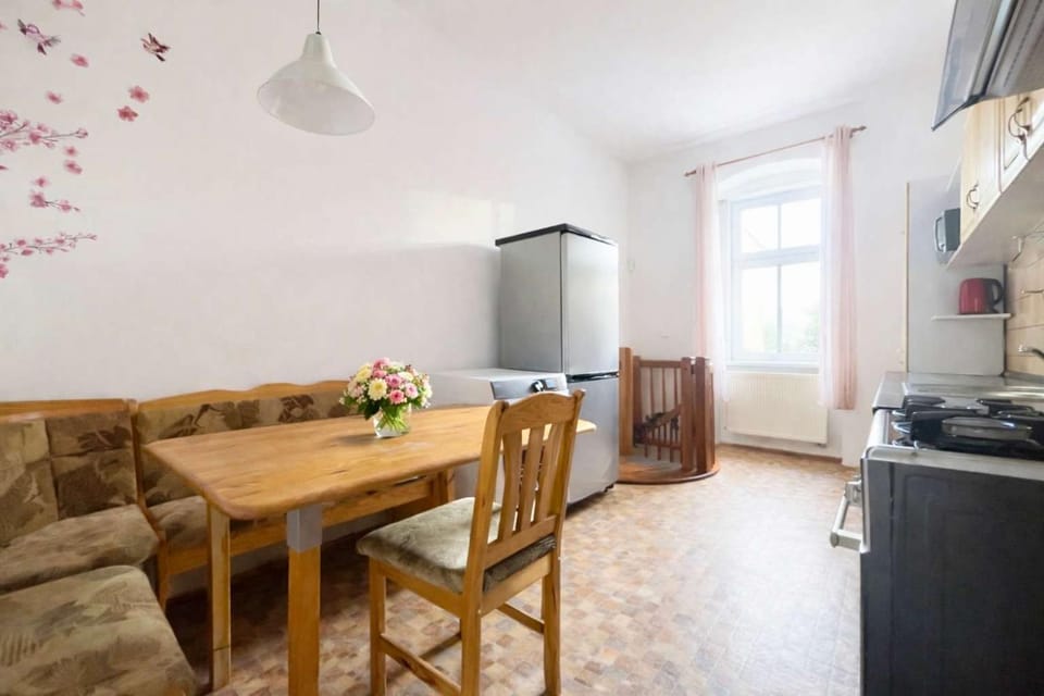 Kitchen or kitchenette, Seating area, Dining area, oven, stove