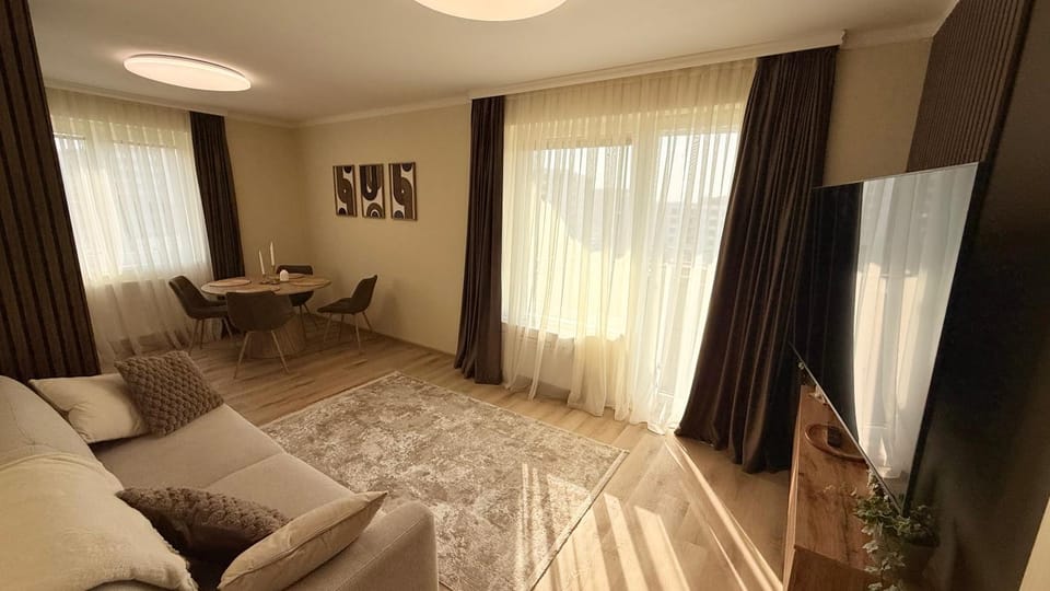 Communal lounge/ TV room, Bed, TV and multimedia, Living room, Photo of the whole room, Seating area, Evening entertainment, Bedroom