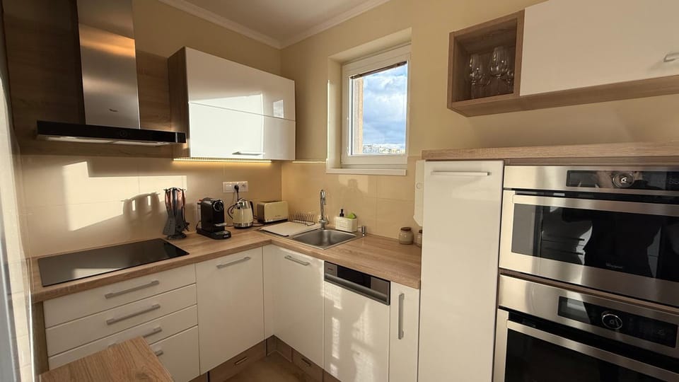 Coffee/tea facilities, Kitchen or kitchenette, dishwasher, oven, stove, toaster