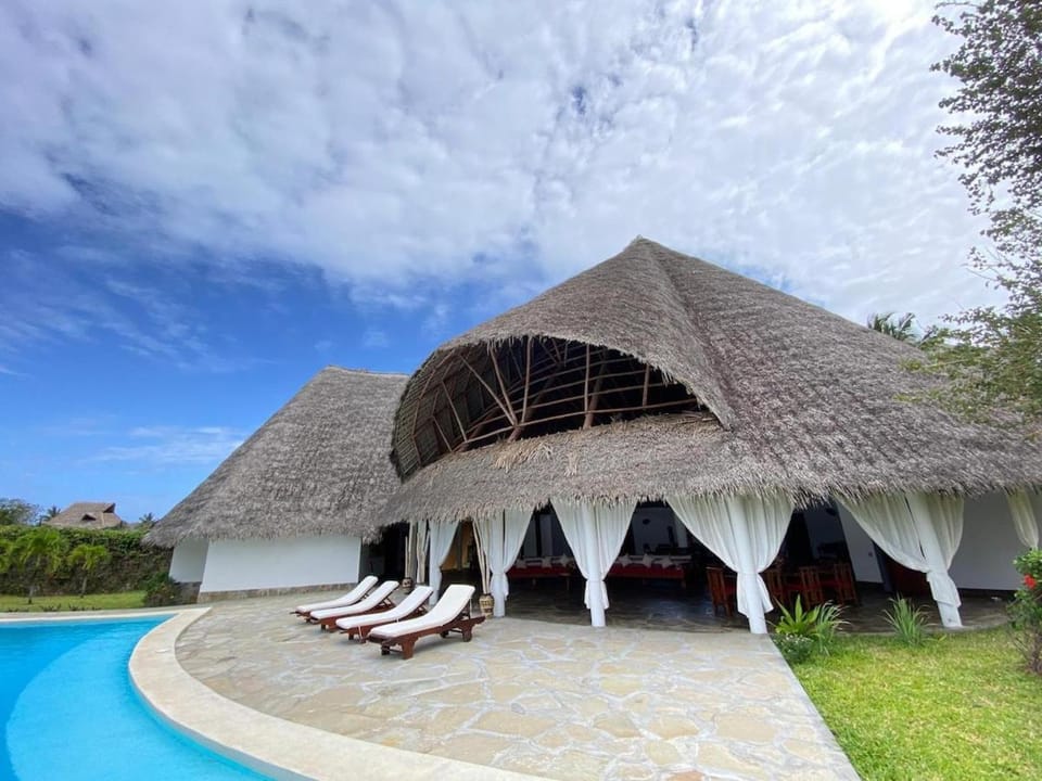 Private Villa With Pool - 5 BR close to the Beach Villa in Malindi