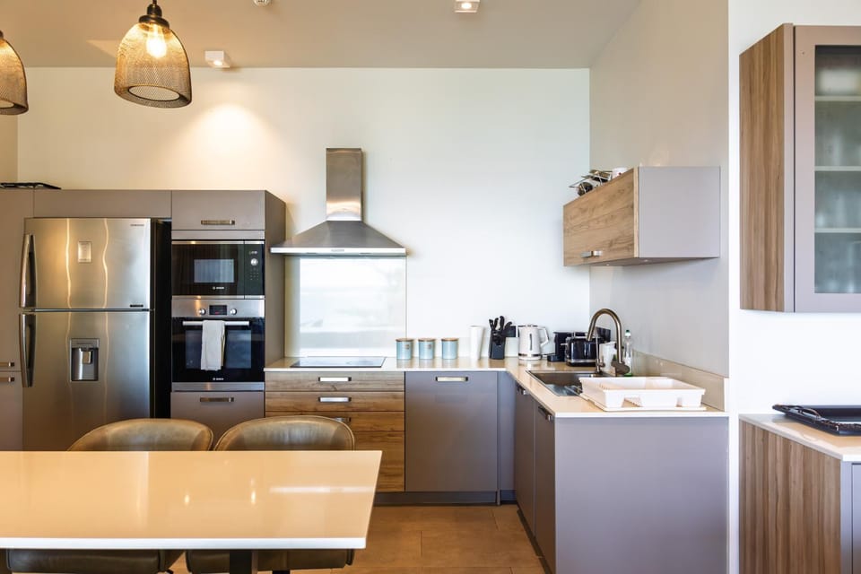 Coffee/tea facilities, Dining area, dishwasher, oven, stove, toaster, kitchen, kitchen
