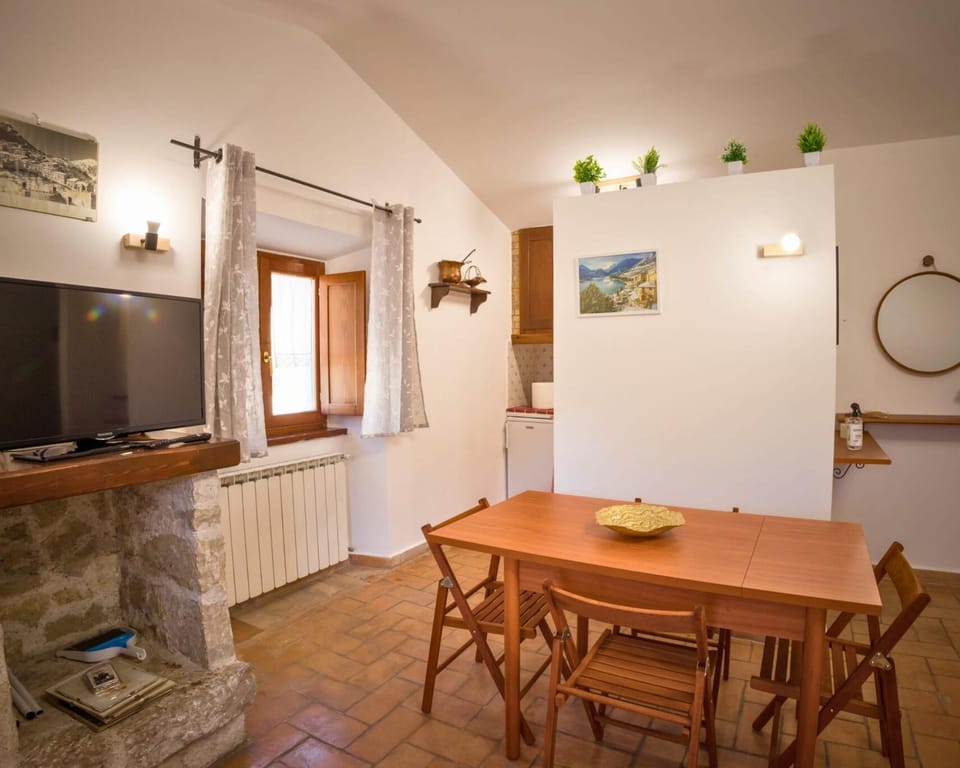 TV and multimedia, Living room, Seating area, Dining area