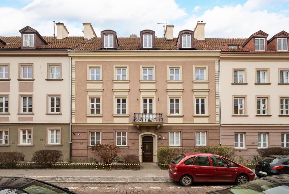 Property building, Location
