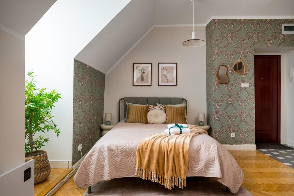 Bed, Bedroom, towels