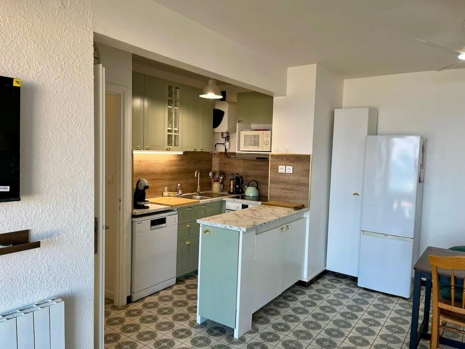 Kitchen or kitchenette, stove, kitchen