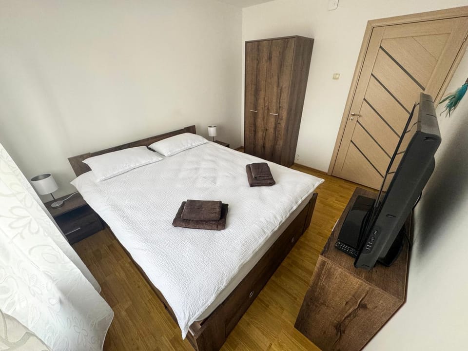 Bedroom, towels, wardrobe