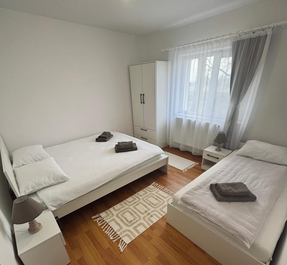 Bed, Bedroom, towels