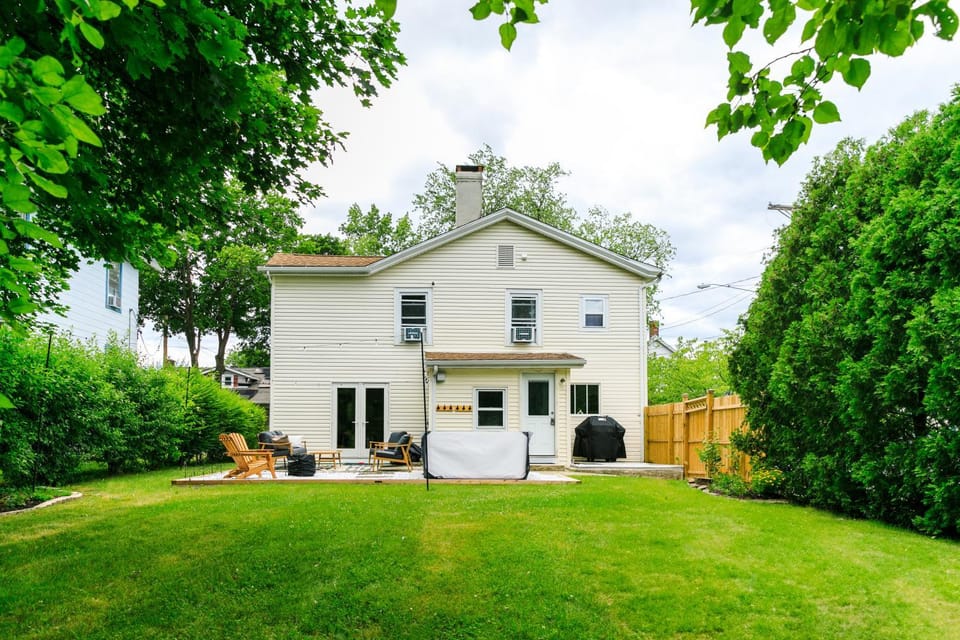 Hot Tub, 2 Blocks to Downtown Saugerties, Sleeps 8 House in Saugerties