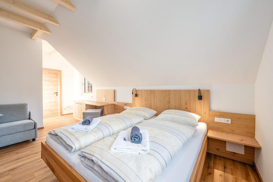 Bed, Bedroom, towels