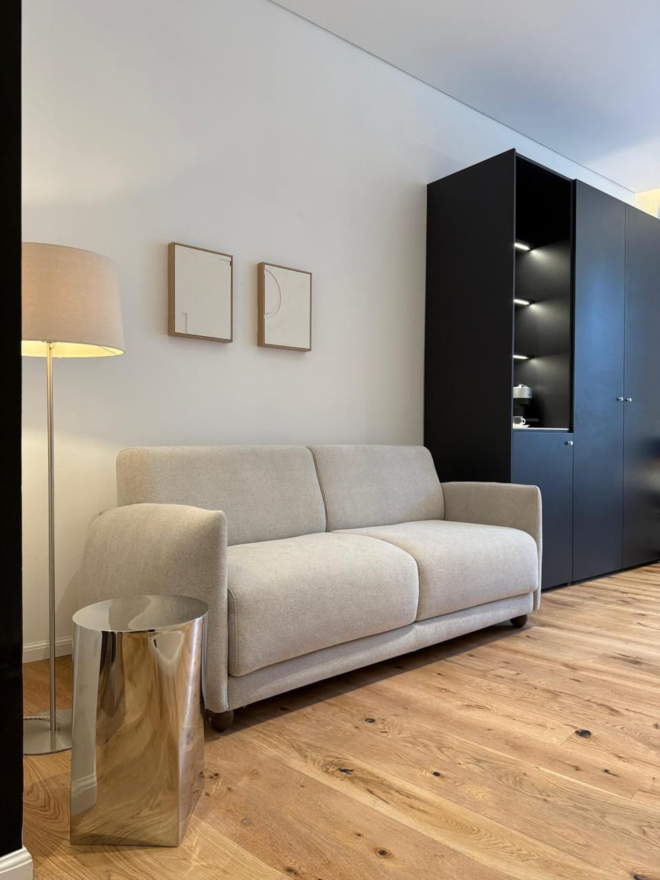 Bed, Seating area