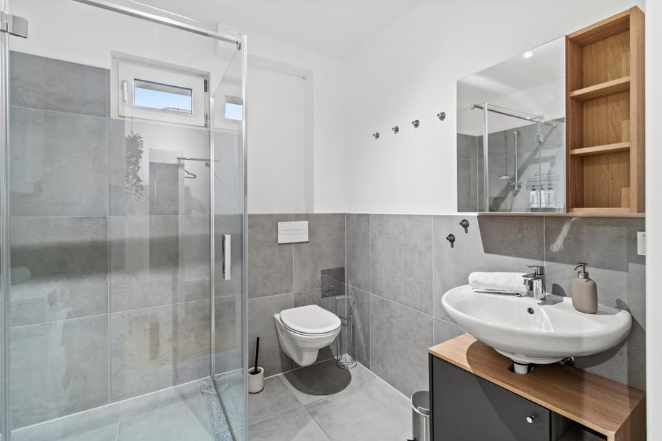 Shower, Toilet, Bathroom, towels