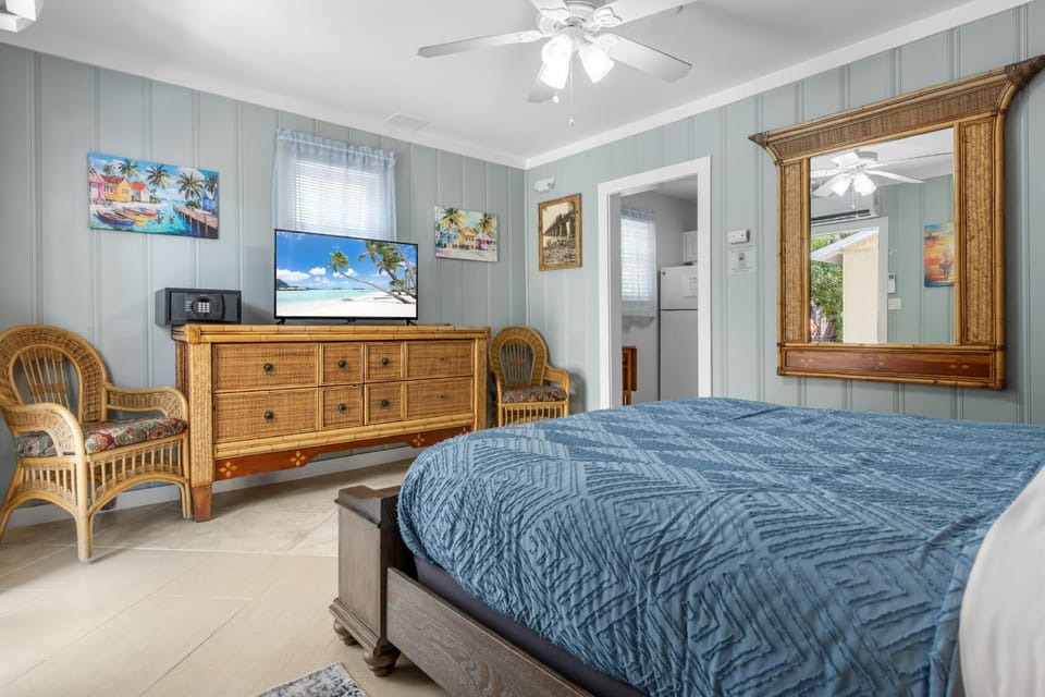 TV and multimedia, Photo of the whole room, Bedroom