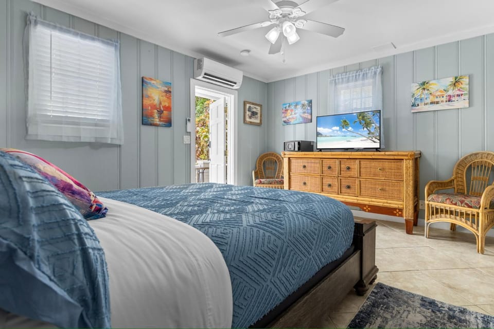 Bed, Seating area, Bedroom, air conditioner