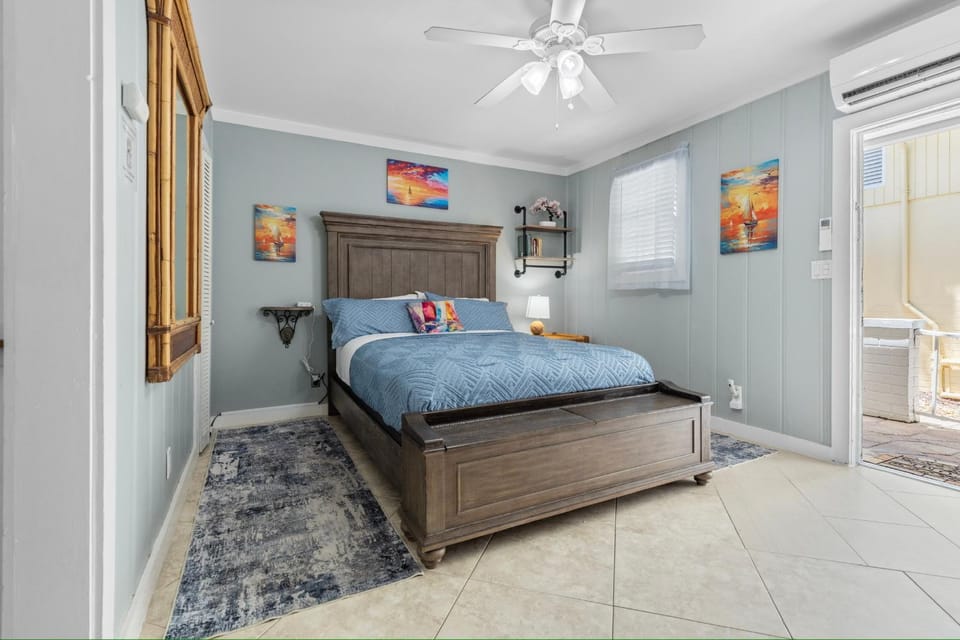 Photo of the whole room, Bedroom
