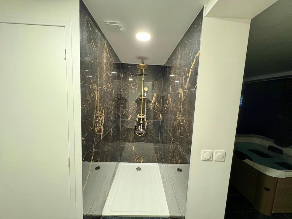 Maison 3 étage 135 m2 jacuzzi sauna 10 personnes House in Grand Est