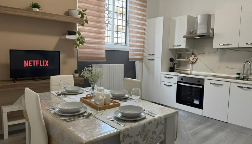 Coffee/tea facilities, Kitchen or kitchenette, Dining area, dishwasher, oven, stove