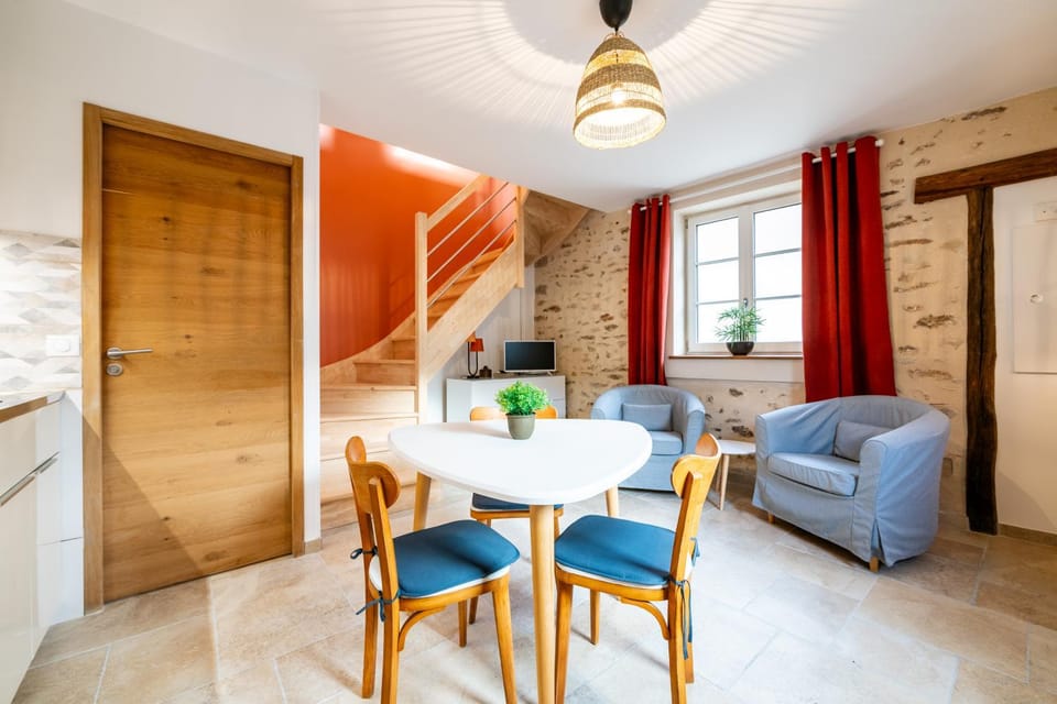 TV and multimedia, Living room, Seating area, Dining area