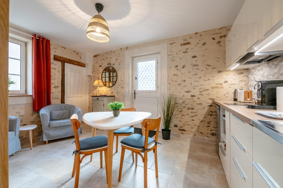 Kitchen or kitchenette, Living room, Seating area, Dining area, minibar, pet friendly, stove