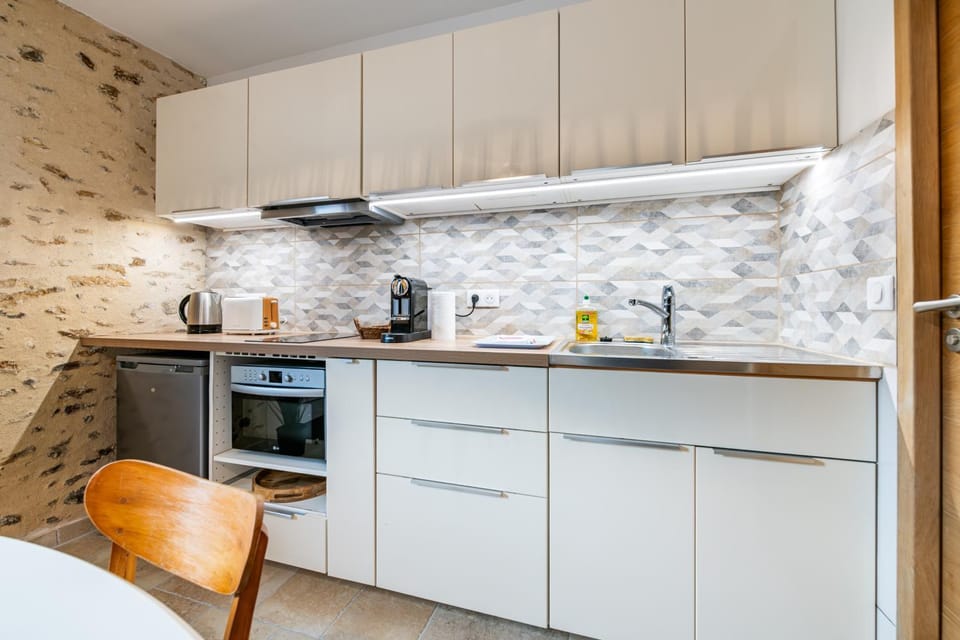 Coffee/tea facilities, Kitchen or kitchenette, Dining area, minibar, stove, toaster