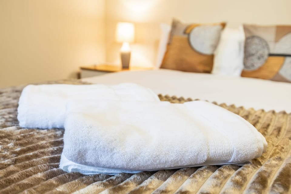 Bed, Bedroom, towels