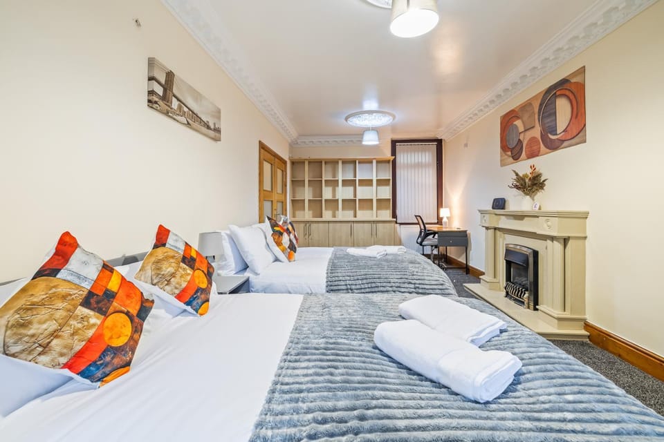 Bed, Photo of the whole room, Bedroom, towels