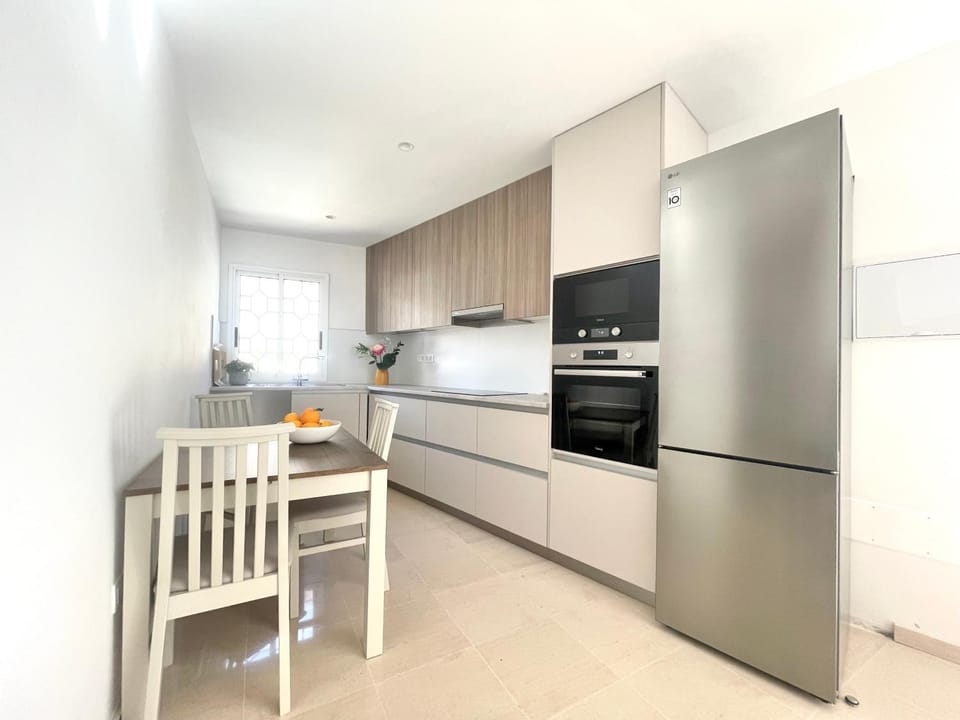 Kitchen or kitchenette, Dining area, oven, stove