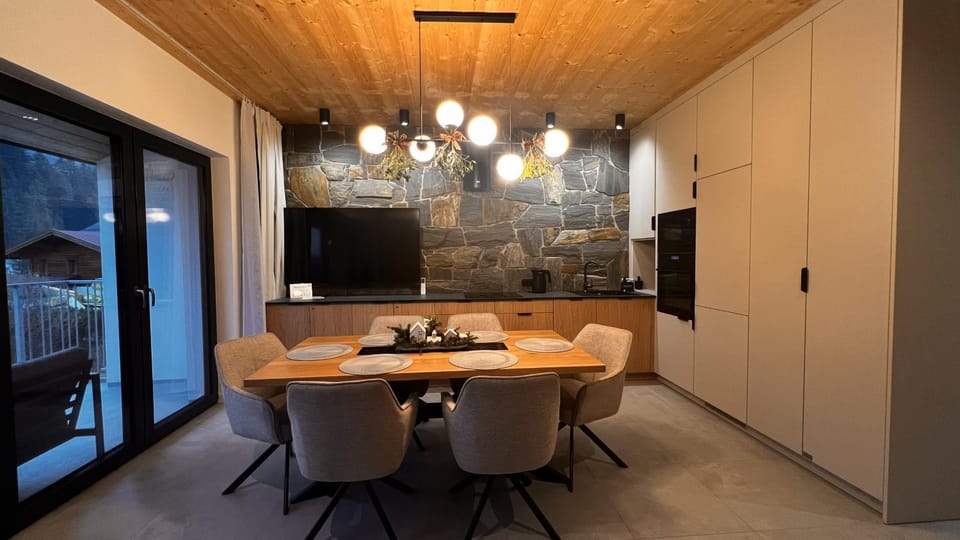 Kitchen or kitchenette, Dining area