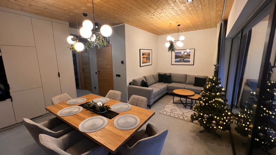 TV and multimedia, Living room, Seating area, Dining area