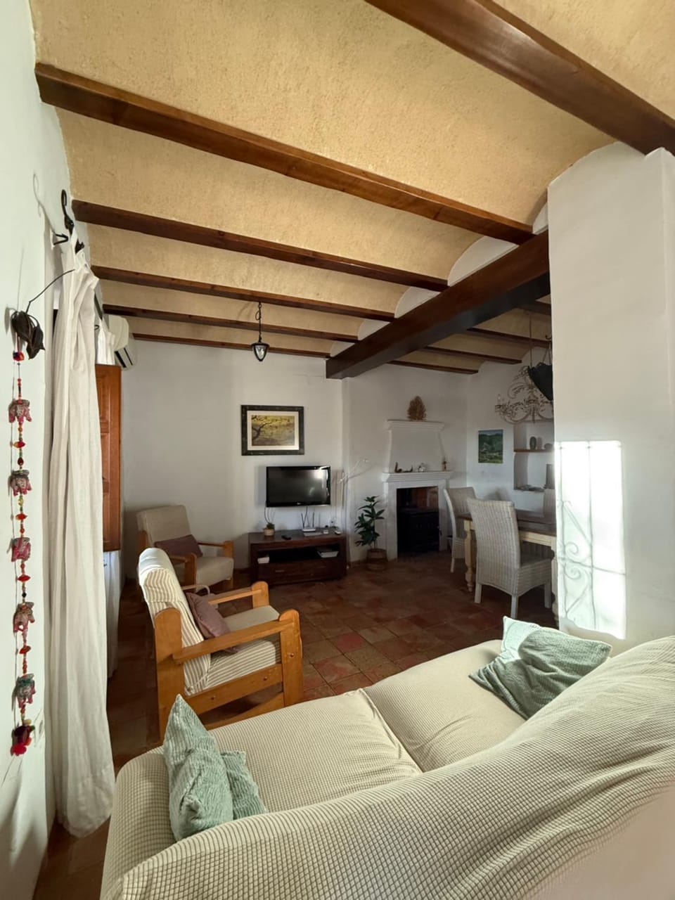 Bed, TV and multimedia, Living room, Photo of the whole room, Seating area, Dining area, Bedroom