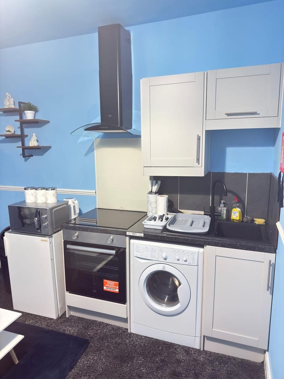Kitchen or kitchenette, oven, stove, washing machine
