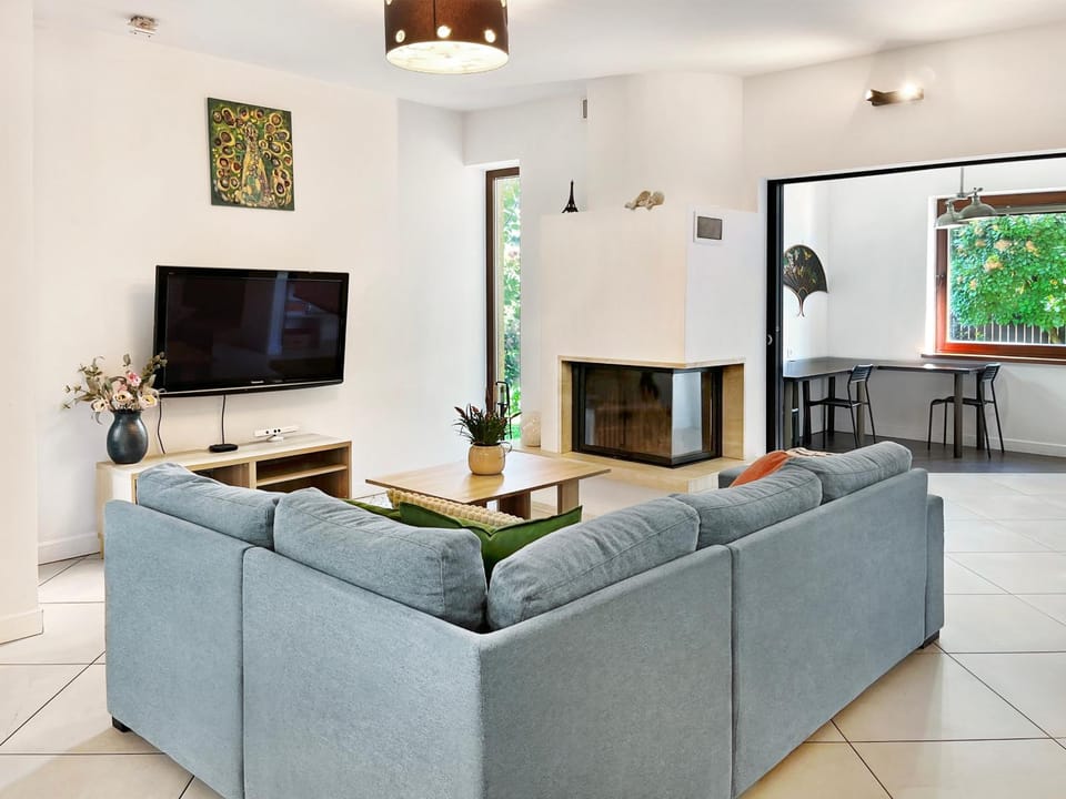 Communal lounge/ TV room, Living room, Seating area, Evening entertainment