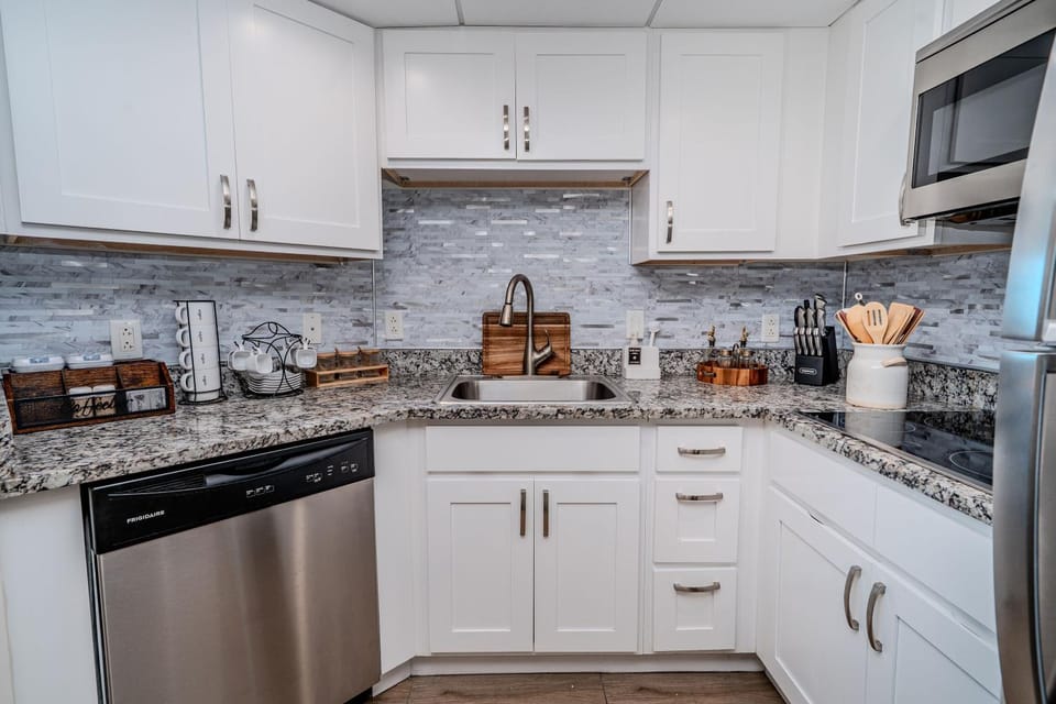 Kitchen or kitchenette, dishwasher