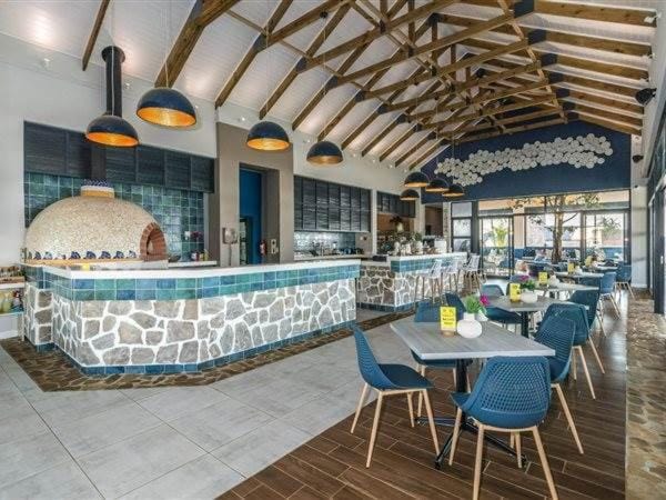 Restaurant/places to eat, Lounge or bar, Food and drinks, Seating area, Pool view, Swimming pool, Drinks