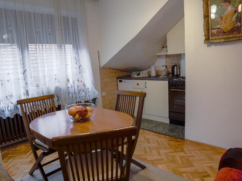 Kitchen or kitchenette, Dining area