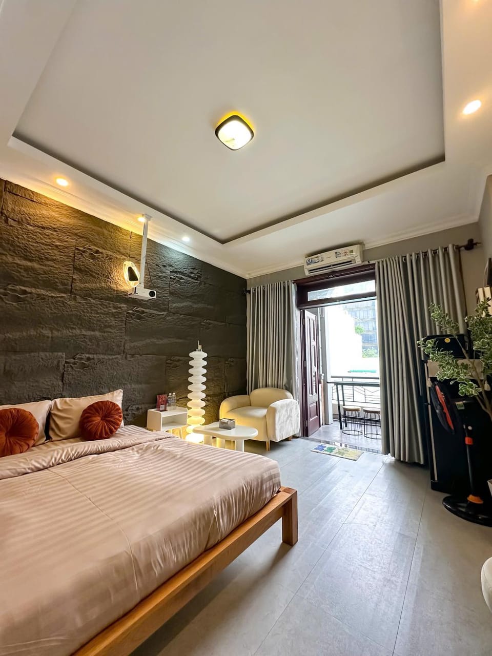 Bed, Living room, Photo of the whole room, Seating area, Bedroom