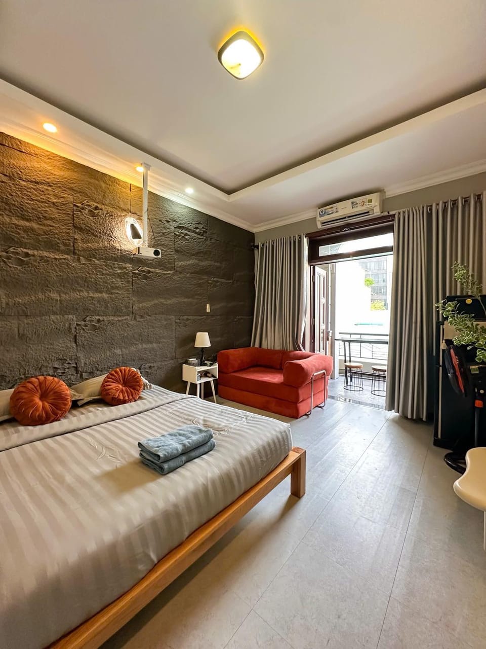 Bed, Living room, Photo of the whole room, Seating area, Bedroom