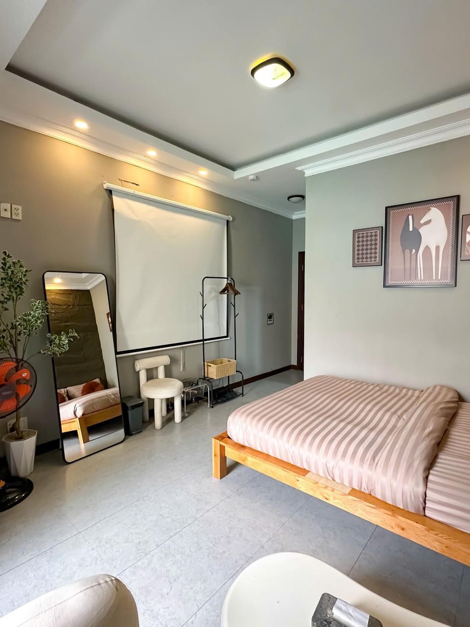 Bed, TV and multimedia, Living room, Photo of the whole room, Seating area, Bedroom