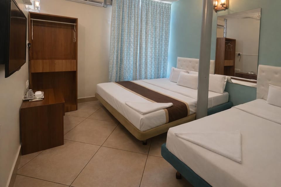 Bed, TV and multimedia, Photo of the whole room, Bedroom, wardrobe, air conditioner