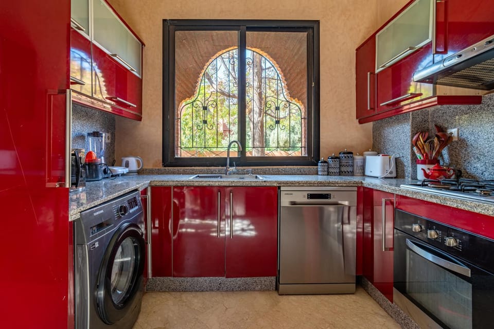 Coffee/tea facilities, Kitchen or kitchenette, dishwasher, oven, stove, toaster, washing machine