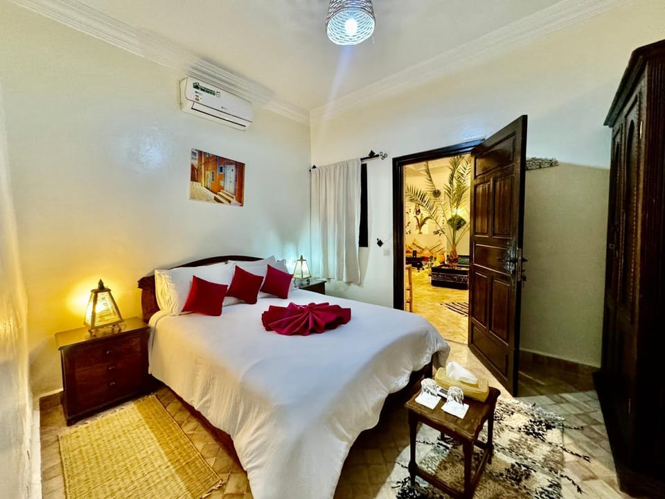 Photo of the whole room, towels, air conditioner